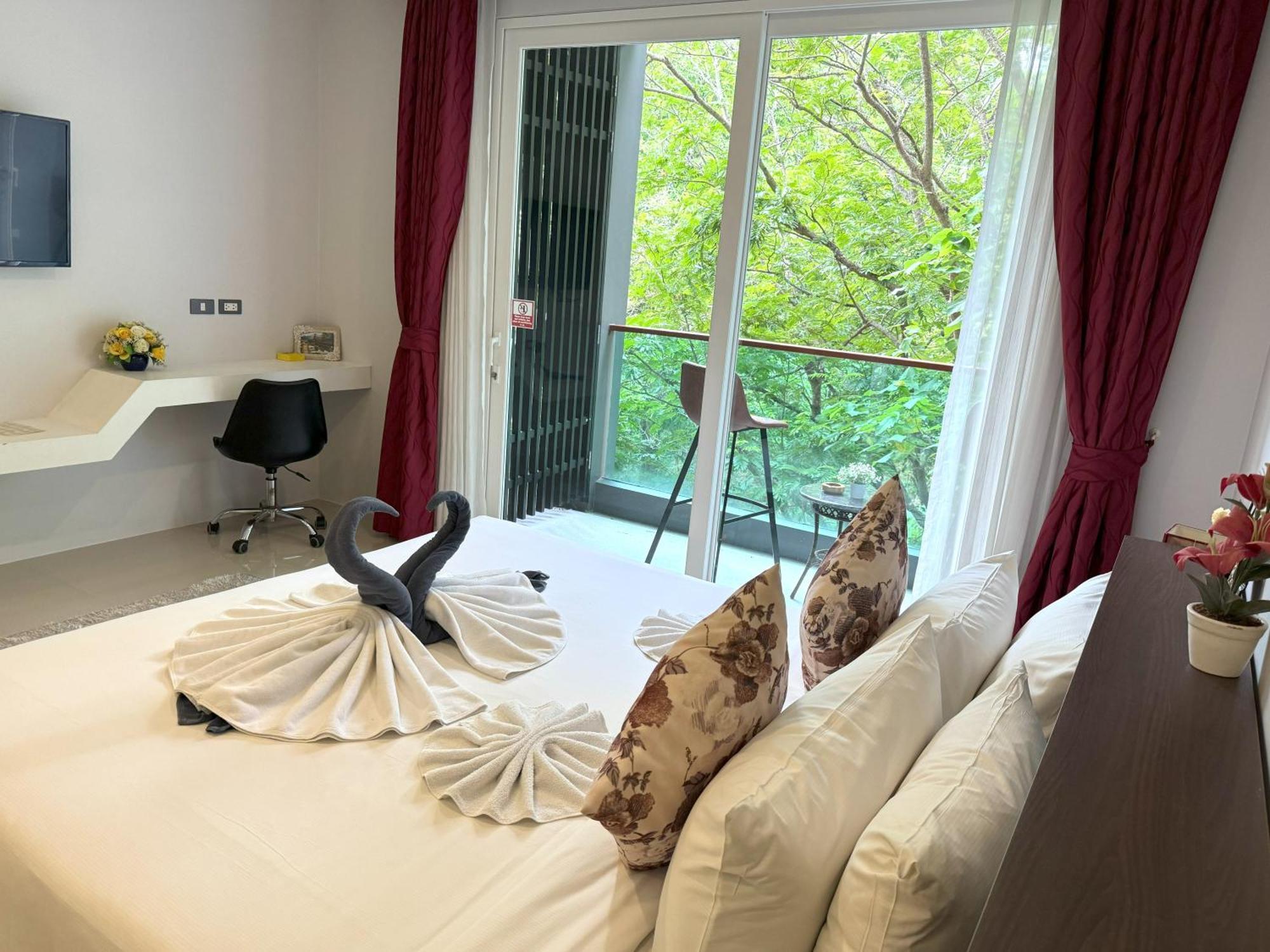 Private Apartment At Emerald Terrace Patong 외부 사진